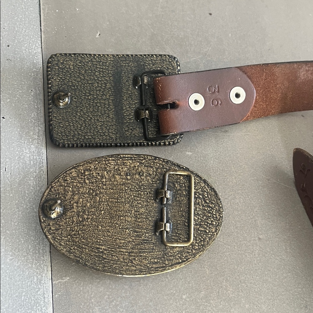 Filigree embossed brown Leather Belt with two interchangeable belt buckles - Picture 3 of 16